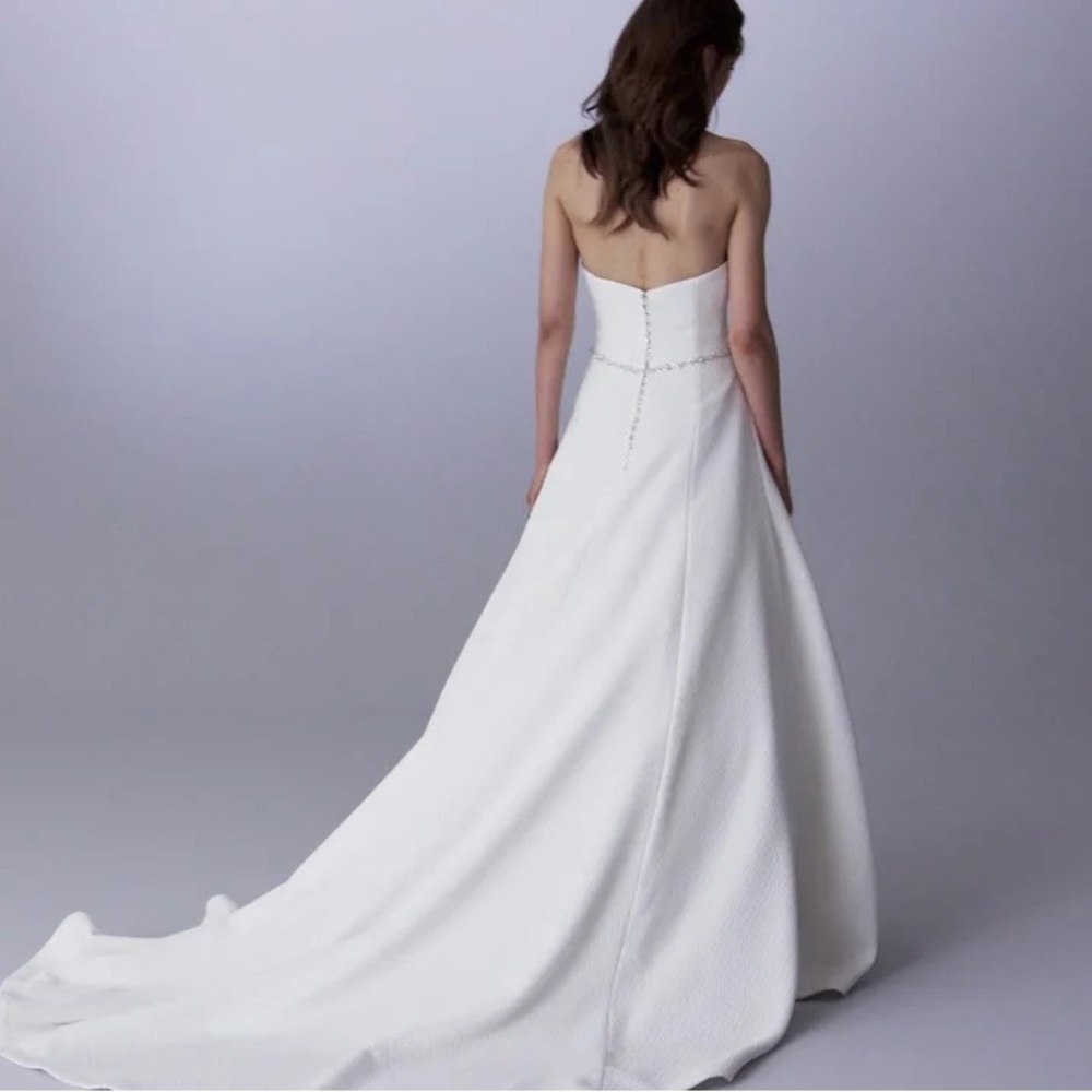 Elegant White Strapless Wedding Gown - Picture 4 of 9